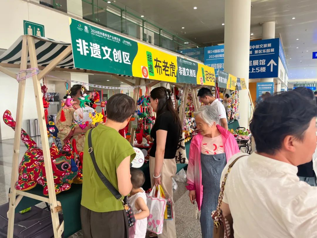 天下收藏文化街携手华巨臣：打造非遗文创展示区(图3)