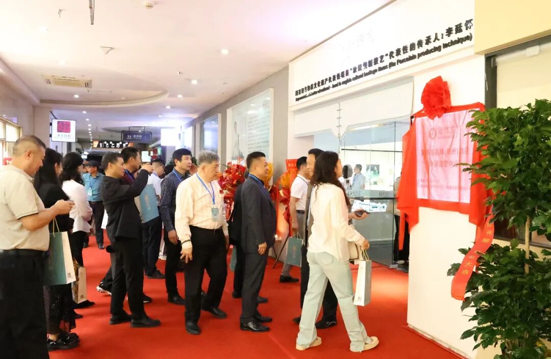 廷怀窑品牌(郑州)总店/中原运营中心盛大开业暨李廷怀窑十大经典汝瓷作品发布(图6) 廷怀窑品牌(郑州)总店/中原运营中心盛大开业暨李廷怀窑十大经典汝瓷作品发布(图6)